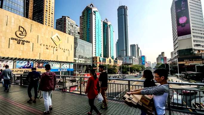 中国深圳2014年11月20日：行人在中国深圳市中心的天桥上行走
