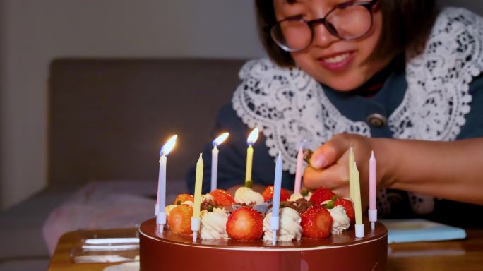 生日仪式：女士正在点生日蜡烛（合集）