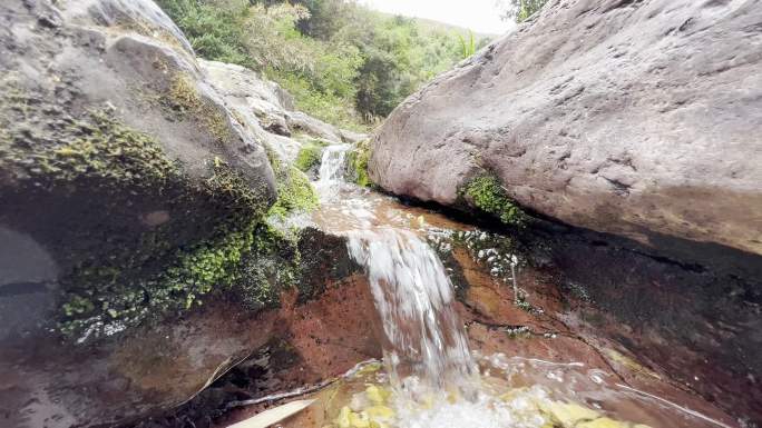 户外山里徒步旅行爬山