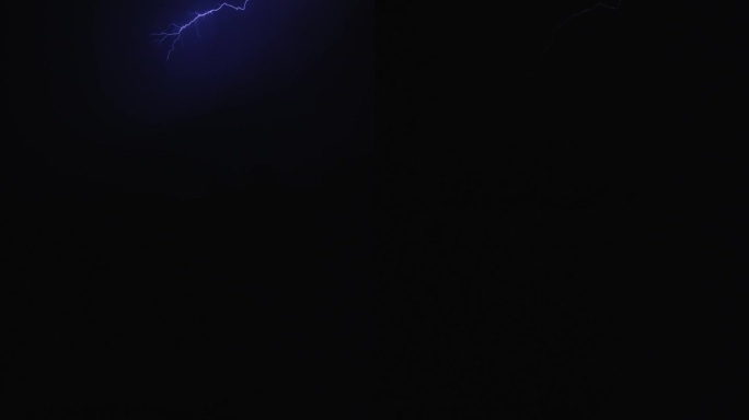 黑色背景上美丽的蓝色闪电。电气风暴