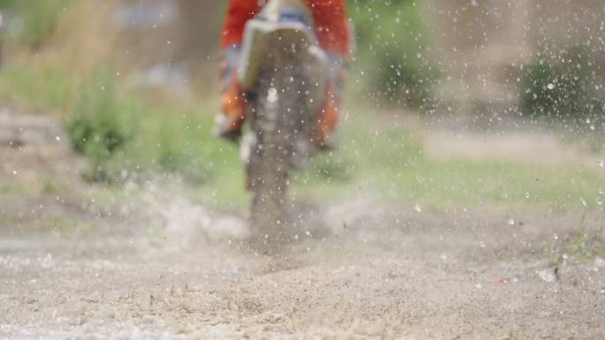 KTM越野摩托车河道水边水花场景合集