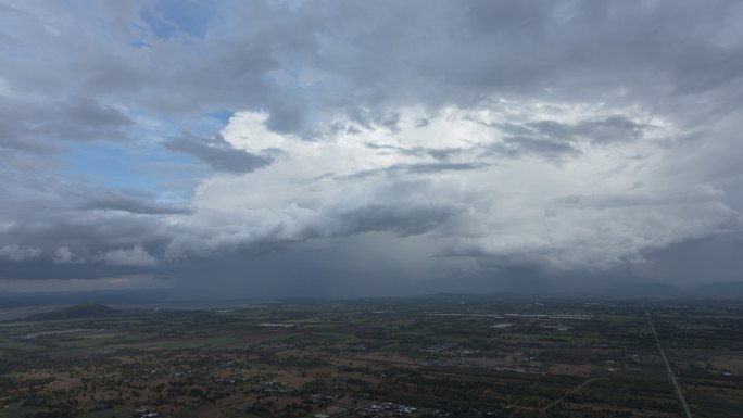 风暴云，黑暗的天空，雷雨，傍晚，泰国，延时背景