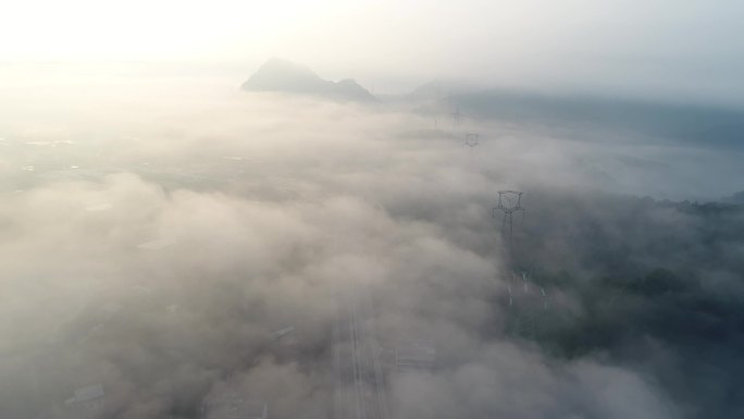 浓雾里的国道与国家电网