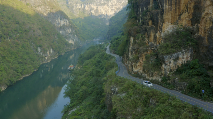 警车行驶在乡村盘山公路道路上