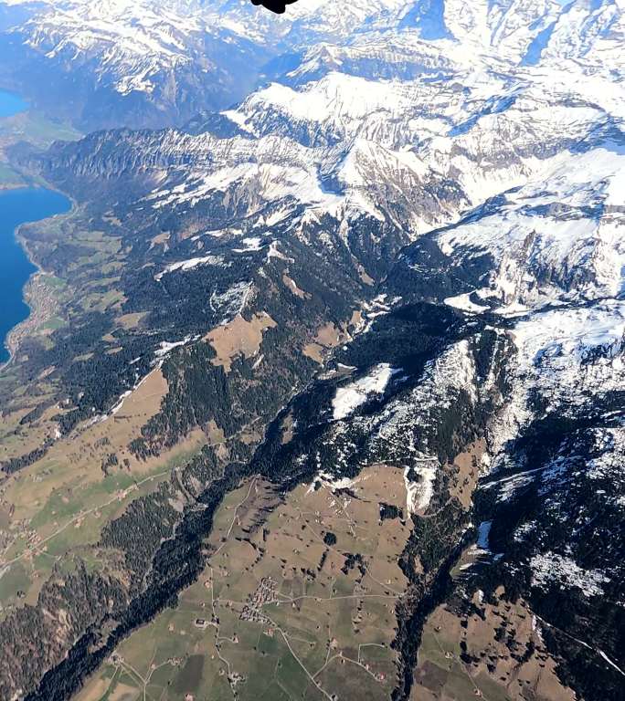 跳伞者在瑞士高山景观上空翱翔