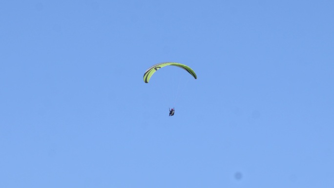 职业跳伞运动员在蓝天上飞行