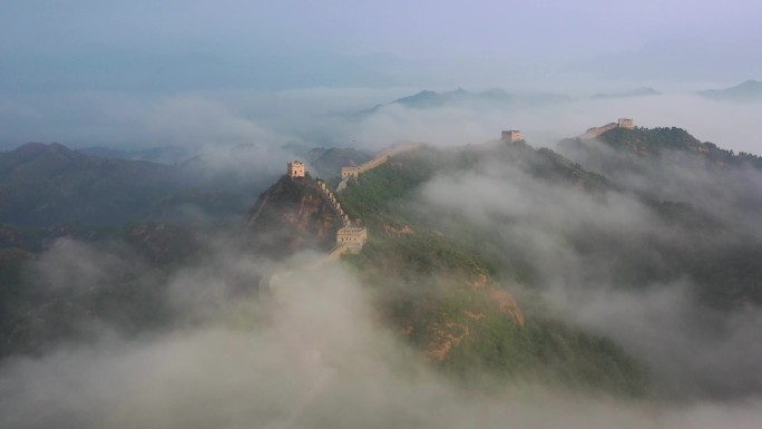 长城日出云海奔涌震撼的长城大景