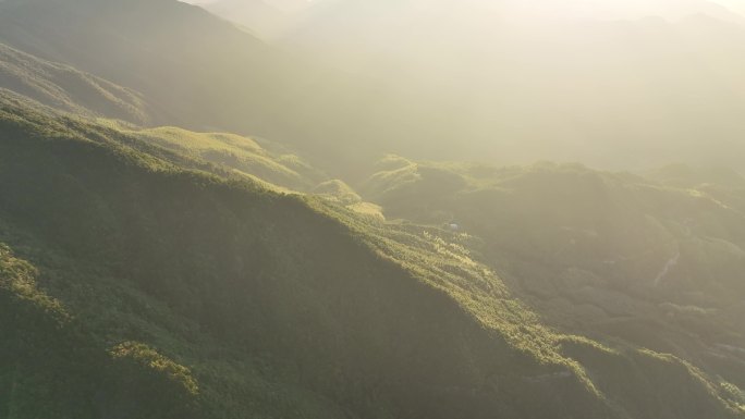 阳光洒满山间