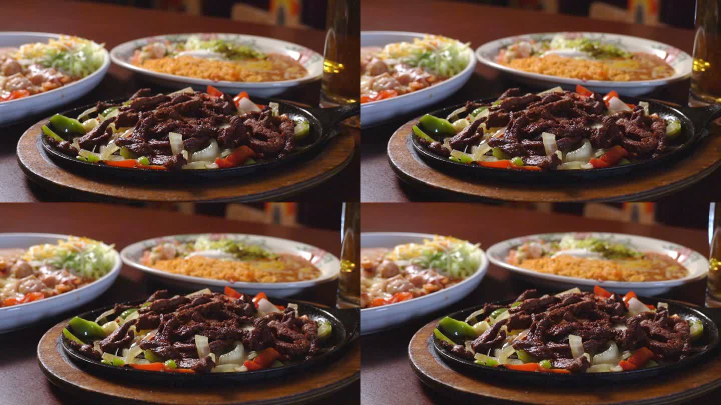 墨西哥美食美味的墨西哥餐厅铁板牛肉排Fajitas