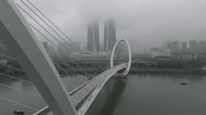 阴雨天下的南京眼