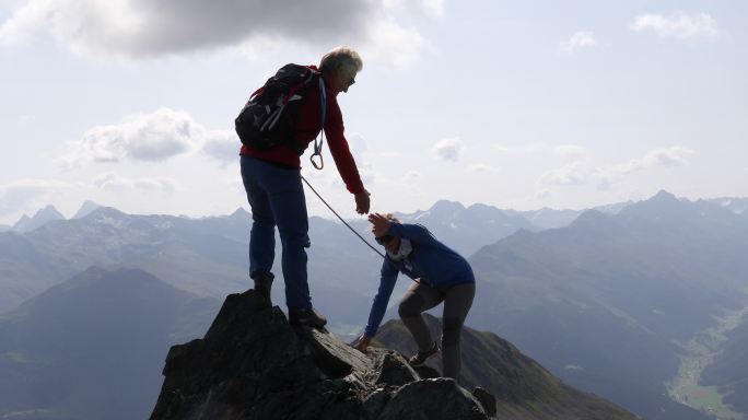 登山夫妇到达山顶坚持毅力前进