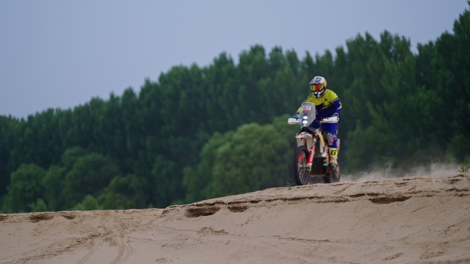 KTM越野摩托车黄河沙滩沙地骑行跳跃合集