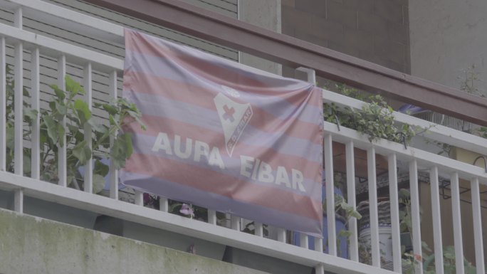 西班牙 楼外悬挂的埃瓦尔足球俱乐部旗