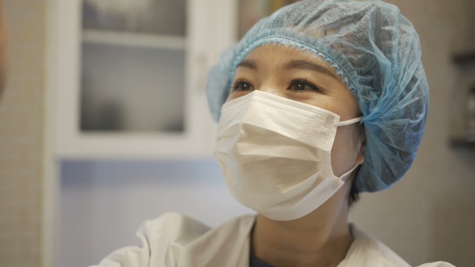 戴口罩的女医生肖像，中国。