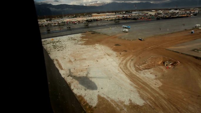 黑鹰直升机从阿富汗巴格拉姆空军基地起飞