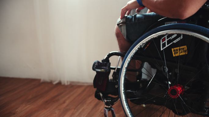 残疾人坐在轮椅上残疾人轮椅妥协