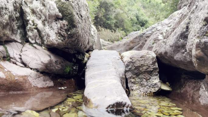 户外山里徒步旅行爬山