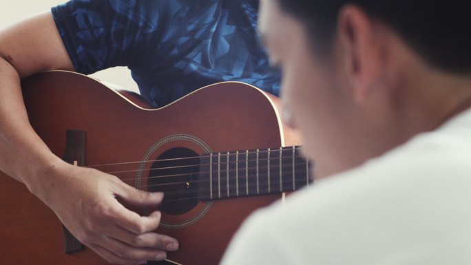 弹原声吉他的朋友残疾人朋友弹吉他唱歌沙发