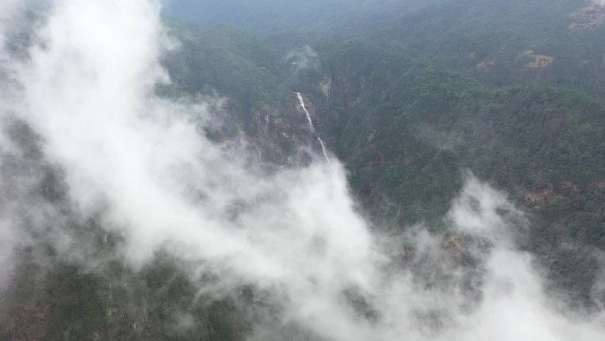 瀑布镜头拉出穿越云层