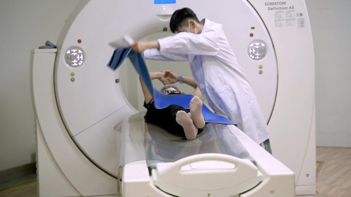 放射科64排CT扫描检查