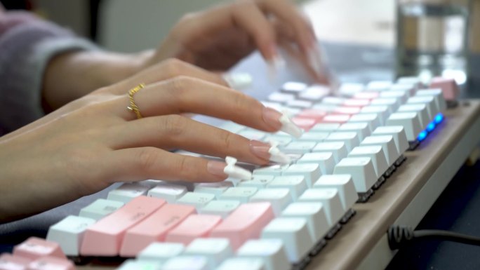 美女电脑键盘打字4K画质视频素材