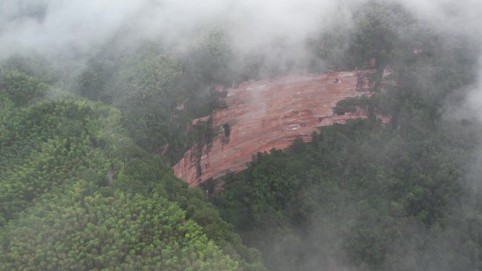 云雾中的丹霞岩（佛光岩）