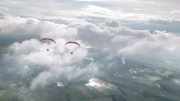 飞越云层的伞兵极限运动滑翔伞跳伞