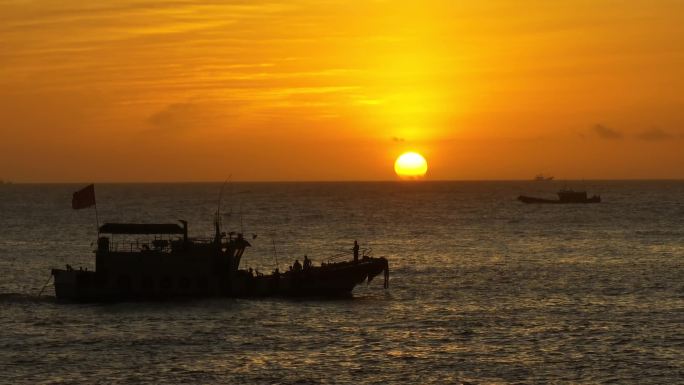 海上日出 渔船 渔船和日出 海岸线 日出