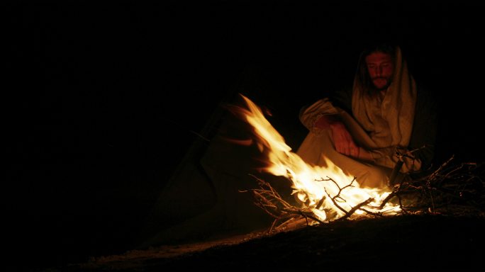 耶稣基督晚上坐在火旁