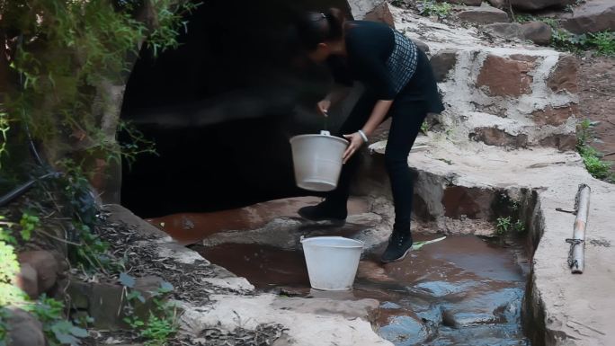 水井打水视频云南乡下农村挑水的少女