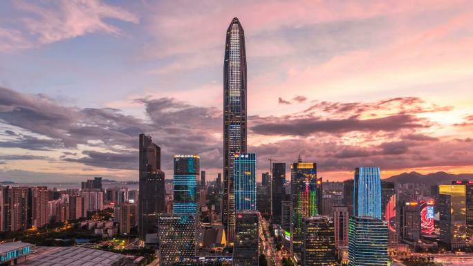 深圳现代建筑天际线从黄昏到夜晚/中国深圳。