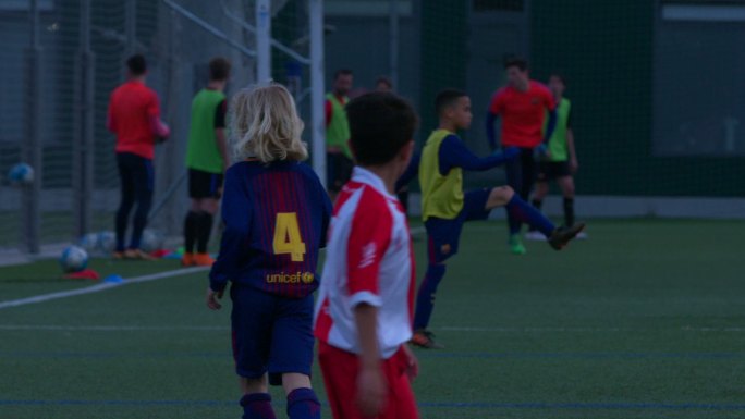 西班牙巴塞罗那儿童队的足球训练