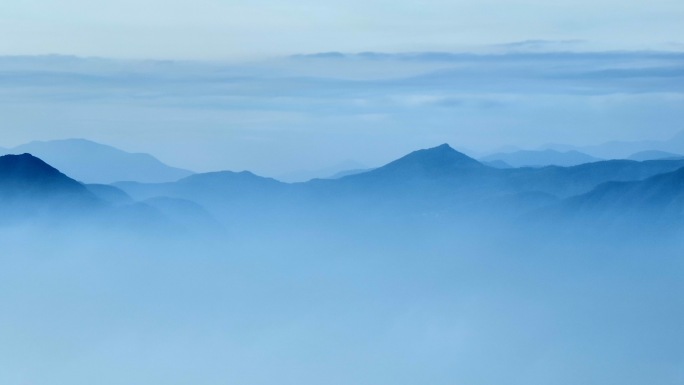 云雾缭绕的巍巍青山