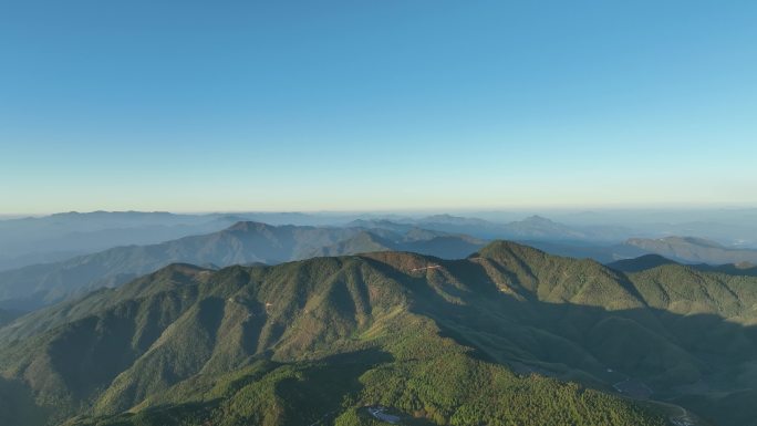 山顶薄雾蓝天素材