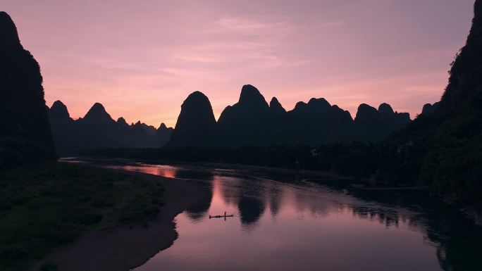 夏天落日映红了二十元人民币背景的山和漓江