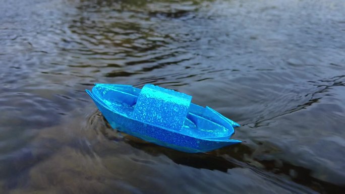 水中小纸船