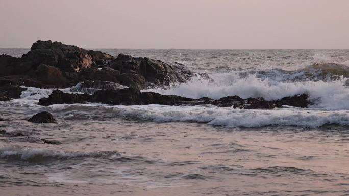 大海海面落日余晖海岛礁石浪花海浪排浪