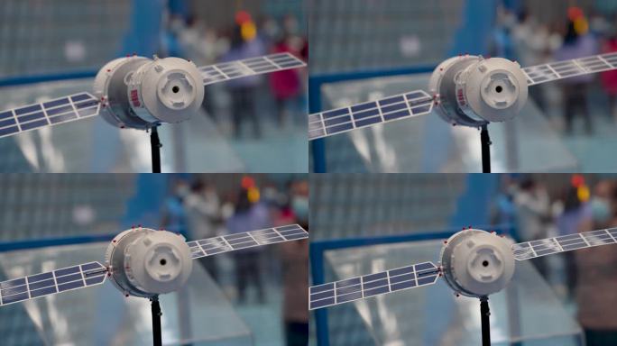 四川科技馆：航天飞行器模拟太空对接