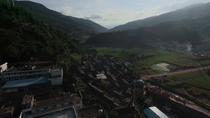 彝族农村视频云南彝族乡村土房砖房混杂