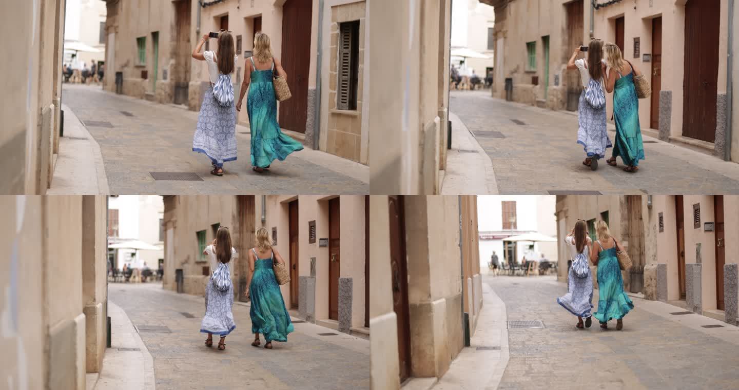 母女俩走在美丽的西班牙小镇狭窄的街道上