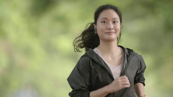 亚洲年轻女子在公园慢跑的场景