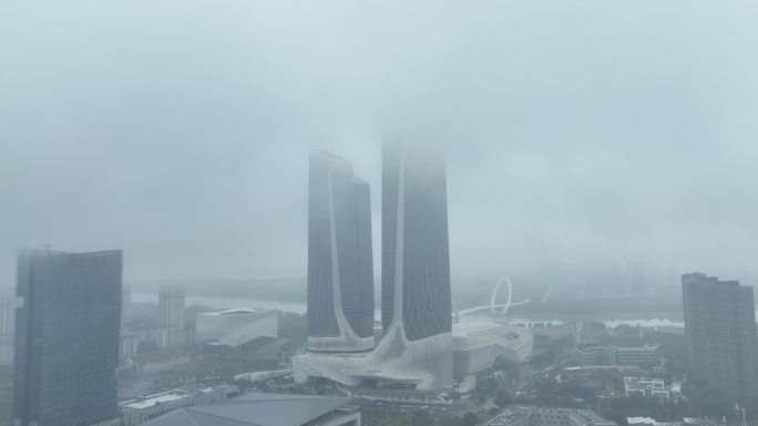 云雾中的城市高楼