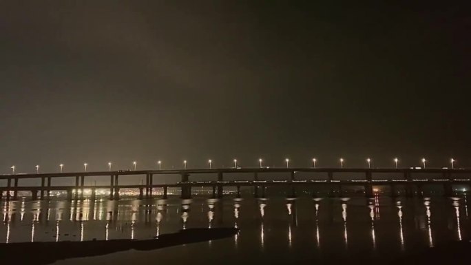 厦门集美学村海堤公园海边夜景 海上列车