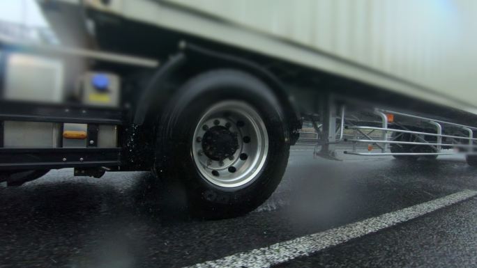 雨天公路行驶雨中大卡车行驶雨天高速下雨轮