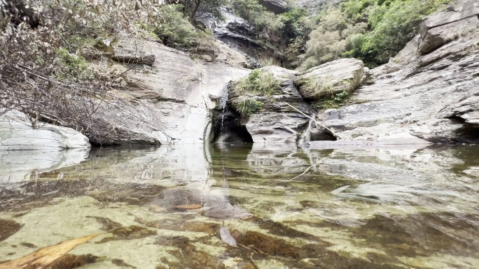 户外山里徒步旅行爬山