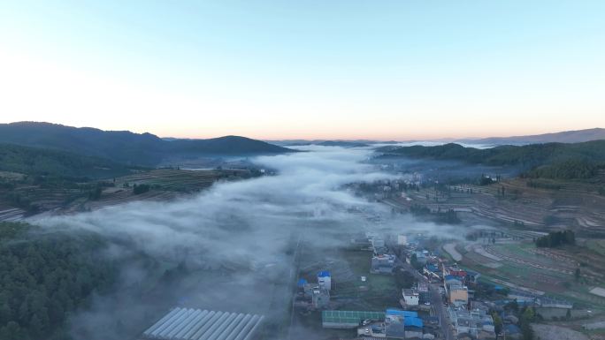 高原上的乡村晨雾