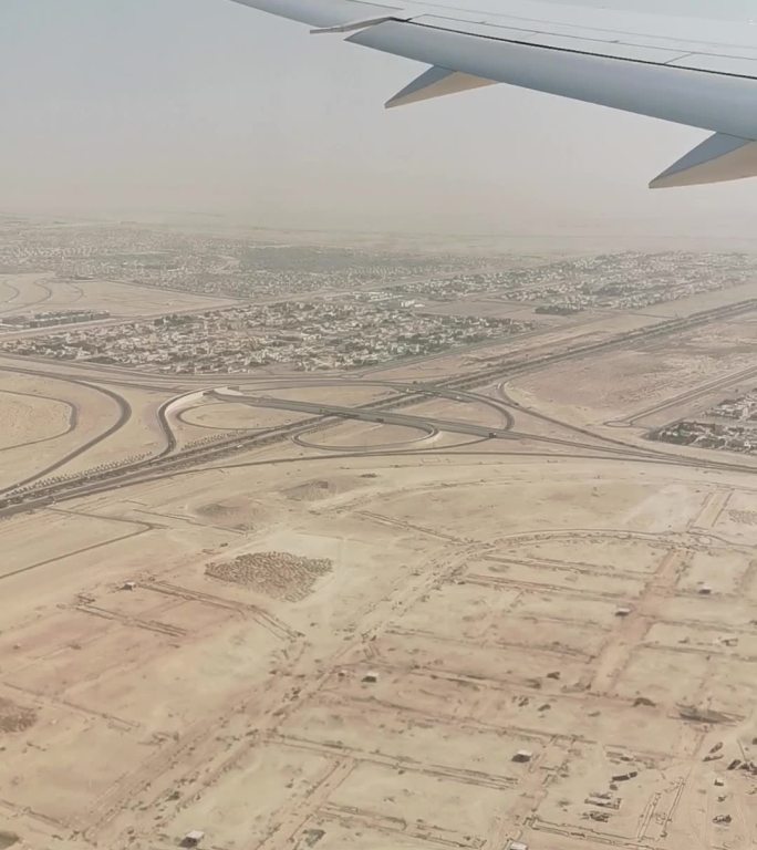 航拍飞机沙漠中的城市