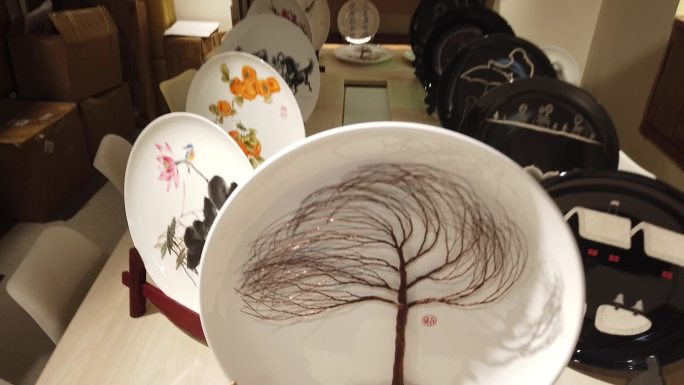 展柜摆满工艺品陶瓷盘子
