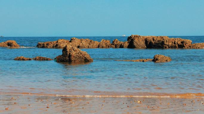 带岩石的海滩实拍浪花海边