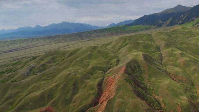 中国新疆天山草原鸟瞰图。